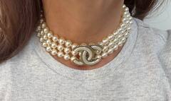 Колье-чокер CHANEL - нитки жемчуга трехрядное с лого