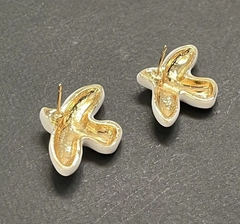 Серьги-пусеты ГОЛУБИ в стиле Schiaparelli с белой эмалью