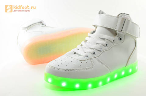 Светящиеся высокие кроссовки с USB зарядкой Fashion (Фэшн) на шнурках и липучках, цвет белый, светится вся подошва. Изображение 13 из 27.