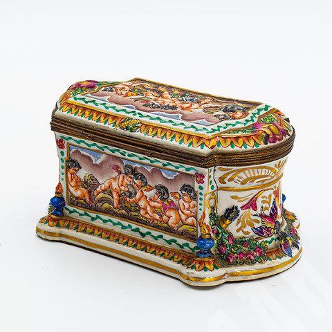 Фарфоровая шкатулка. Путти. Фарфор, ручная роспись. Каподимонте (Capodimonte), к. XIX в.