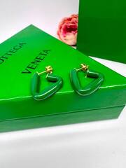 Серьги треугольники в стиле Bottega c зеленой/белой эмалью