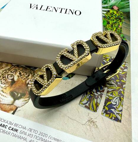 Браслет VALENTINO из каучука с тремя подвесками логотипами