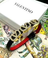 braslet-valentino-iz-kauchuka-s-tremya-podveskami-logotipami
