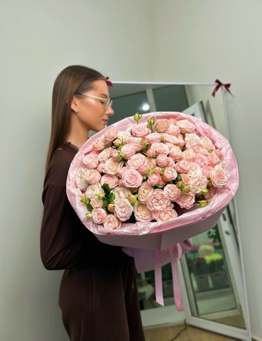 Эффектный букет из 25 веток кустовых роз