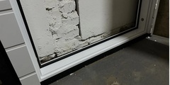 Входная металлическая дверь Бионика Вайт зеркало 024 Макси цвет Манхэттен (бледно-серый матовый, без текстуры)