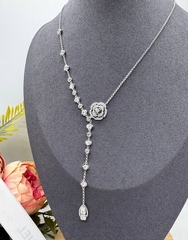 56176-kole-chanel-s-podveskoj-rose