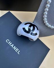 braslet-manzheta-shirokij-chanel-belyj-perlamutr-s-chernym-logo