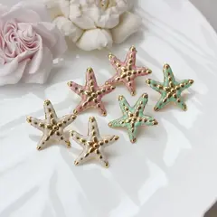 Серьги пусеты Морские звёзды с эмалью, кремовый, 28*26 мм, сталь, позолота, СГ046