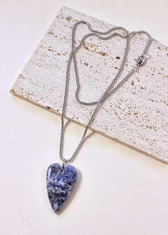 Кулон-сердце из содалита на цепочке