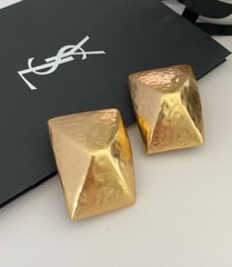 27061-sergi-klipsy-krupnye-pryamougolnikov-iz-latuni-ysl