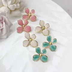 Серьги пусеты Цветы с эмалью, кремовый, 30*27 мм, сталь, позолота, СГ029