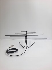 КОМНАТНАЯ ЦИФРОВАЯ АКТИВНАЯ НАПРАВЛЕННАЯ ТЕЛЕВИЗИОННАЯ АНТЕННА Триада-3308/antenna.ru