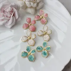 Серьги пусеты Цветы с эмалью, кремовый, 30*27 мм, сталь, позолота, СГ029