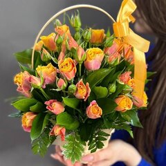 Корзина с кустовыми розами сорта "Сонора"