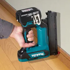 Аккумуляторный гвоздезабиватель Makita DFN350ZJ