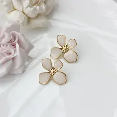 Серьги пусеты Цветы с эмалью, кремовый, 30*27 мм, сталь, позолота, СГ029