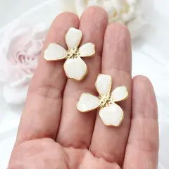 Серьги пусеты Цветы с эмалью, кремовый, 30*27 мм, сталь, позолота, СГ029