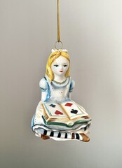 Ёлочная игрушка Алиса в стране чудес