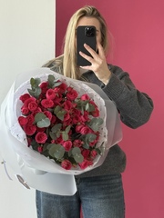 Моно букет из кустовых роз и эвкалипта
