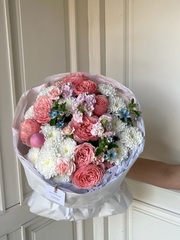 Букет из кустовых пионовидных роз, хризантемы, маттиолы и оксипеталума