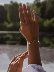 Браслет с лунным камнем и монетами