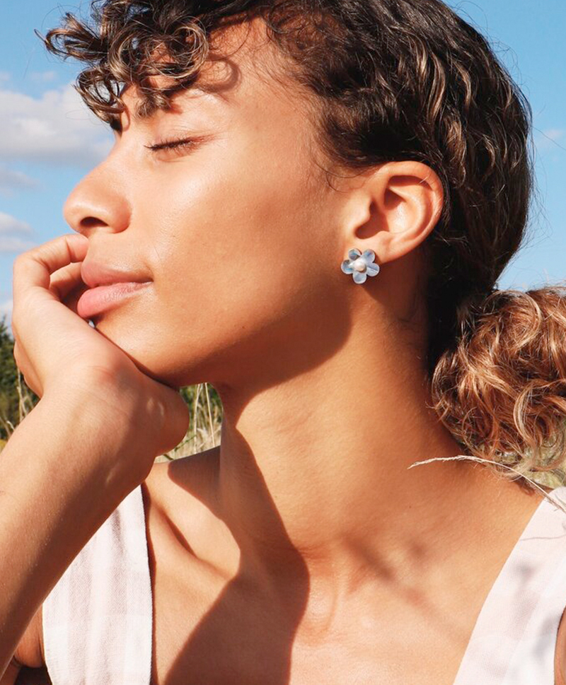 Серьги Mini Bloom Studs in Blue Pearl