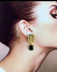 Серьги CHANEL в лимонной позолоте со вставкой зеленого цвета
