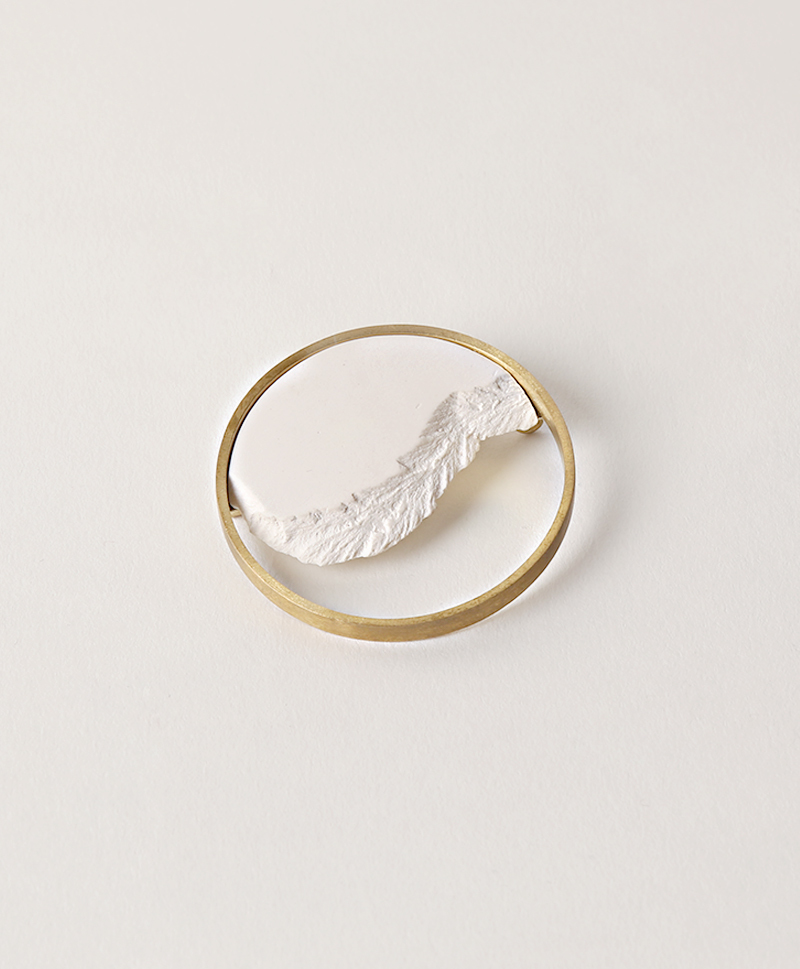 Брошь Circle Dorado White