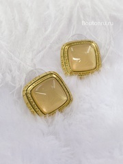 Серьги Шан золотистые квадратные с бежевой вставкой и с логотипом