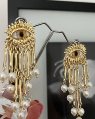 73344-sergi-yellow-eye-v-stile-schiaparelli-s-podveskami-iz-rechnogo-zhemchuga