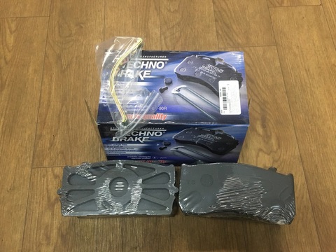 Колодки тормозные дисковые \Mercede-Benz Atego/MAN TGL 173.6x84x27  Тормозные колодки на 1 усь МАН/Мерседес с прижимными пластинами, в наличии!  Страна производства - Италия  Производитель TECHNO BRAKE/ EMMERRE :  Бренд TECHNO BRAKE принадлежит итальянской фирме EMMERRE, которая более 30 лет производит и продаёт запасные части для грузовых автомобилей - SCANIA, VOLVO, RENAULT, MERCEDES, DAF, MAN и  IVECO.  EMMERRE обновила Сертификат качества TUV UNI EN ISO 9001:2008 и другие необходимые сертификаты для экспорта продукции. Ассортимент бренда TECHNO BRAKE составляют детали тормозной системы - тормозные диски, тормозные  барабаны, тормозные колодки, тормозные накладки, ступицы, суппорта и ремкомплекты к ним. На производстве осуществляется многоступенчатый контроль качества всей продукции.