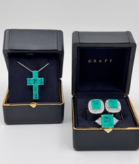 krest-graff-iz-serebra-na-cepochke-s-kamnyami-bagetnoj-ogranki-cvet-paraiba