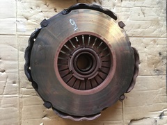 Корзина сцепления МАН 395мм  Корзина сцепления MFZ395 MAN F/M/L2000/TGA/TGL/TGM  Диаметр [мм]D395  Замены:   MAN - 51.30305.0003   MAN - 81.30305.0198   MAN - 81.30305.0225   MAN - 81.30305.0233   MAN - 81.30305.9198   MAN - 81.30305.9225   MAN - 81.30305.9233   ÖAF - 81.30305.0198   Steyr  -813.03.05.0198  Разборка МАН ТГА.  Разбираем грузовики МАН ТГА, разбираемые нами авто все из Европы, б/у запчасти  в отличном состоянии. Наш товар уже был в употреблении, но это не означает, что  он низкого качества. Каждый из наших сотрудников имеет многолетний опыт  работы с подобными автомобилями. Подбор запчастей по VIN-номеру автомобиля,  отправка по всей России, гарантия на запчасти!   Помимо б/у запчастей МАН, вы так же можете приобрести у нас  высококачественный аналог Европейских, Турецких и Китайских производителей.  Новые запчасти на МАН
