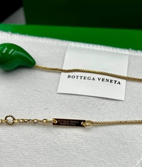 87056- Колье с подвеской капля DROP в стиле BOTTEGA lux с зелёной эмалью