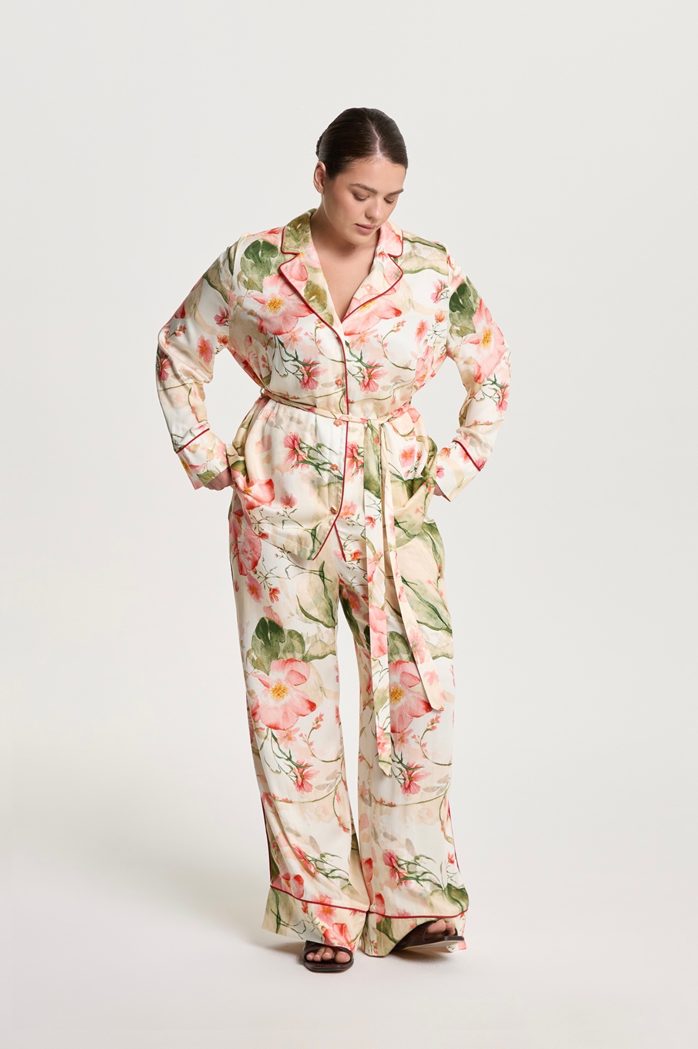 Брюки на резинке из вискозы. цветочный принт