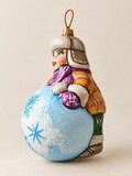Елочная фарфоровая игрушка ручной работы «Ребенок со снежным комом» — фото 2