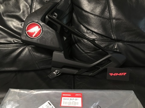 Honda Пластик боковой черный с круглой эмблемой CRF 1000 2016-2019 правый 64320-MJP-G51 аналоги 64320-MJP-G50