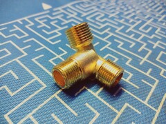 Фитинг-тройник UNITED PARTS для компрессора угловой, резьба внешняя 3/8