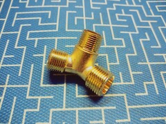 Фитинг-тройник UNITED PARTS для компрессора угловой, резьба внешняя 3/8