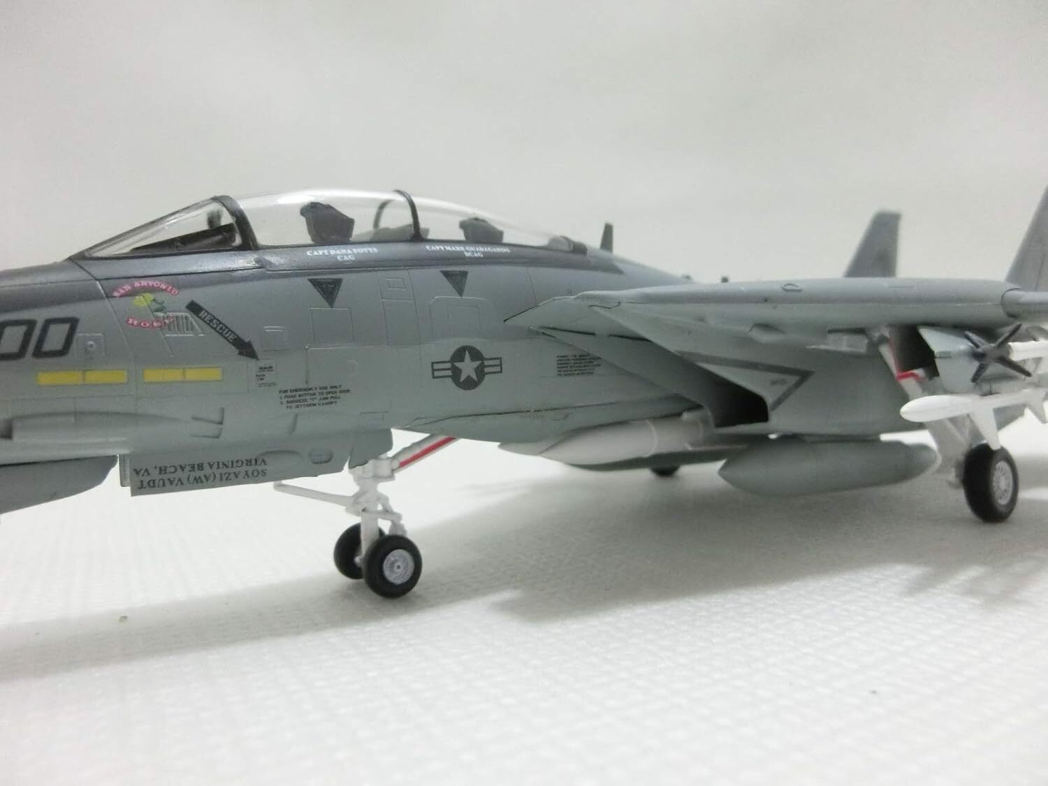 Модель Истребитель ВМС США F-14B Tomcat масштаб 1:72