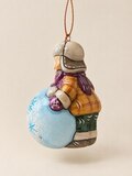 Елочная фарфоровая игрушка ручной работы «Ребенок со снежным комом» — фото 3