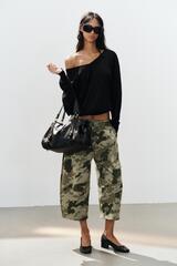 ZARA БРЮКИ С ПРИНТОМ И КАРМАНОМ, ЗЕЛЕНЫЙ