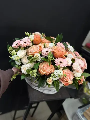 Корзина из микса роз и гербер