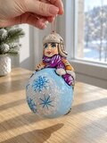 Елочная фарфоровая игрушка ручной работы «Ребенок со снежным комом» — фото 4