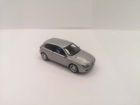 Автомобиль Alfa Romeo 147, серебристый, 2001