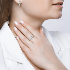 1011116-stilnoe-pomolvochnoe-kolco-iz-belogo-zolota-585-proby-c-brilliantami