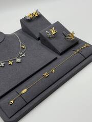 Браслет цепочка LV с подвеской лого из латуни в позолоте lux