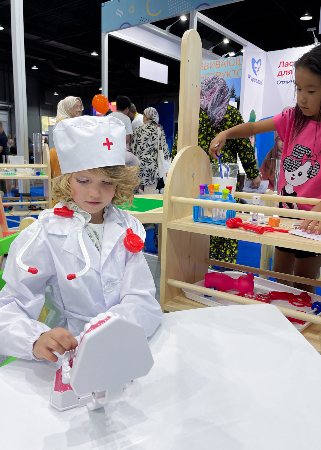 Игровой стеллаж с ростомером и набором медицинских принадлежностей