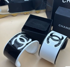 braslet-manzheta-plastikovyj-chanel-chernyj-belyj-s-logotipom