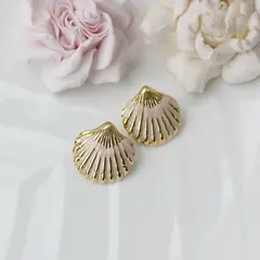 Серьги пусеты Ракушки с эмалью, кремовый, 23 мм, сталь, позолота, СГ053